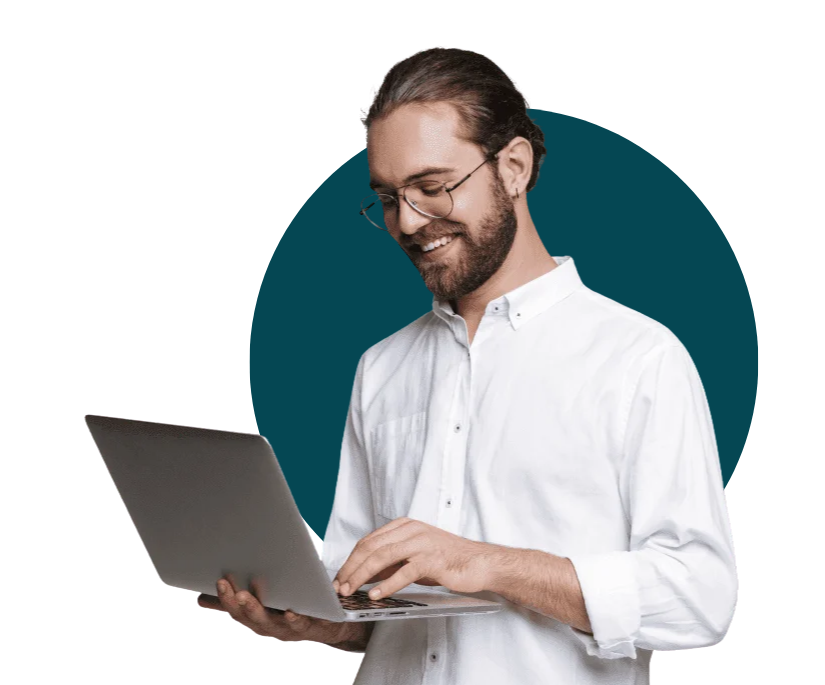 Persona utilizando una notebook para acceder a cursos gratuitos online de tecnología y marketing digital